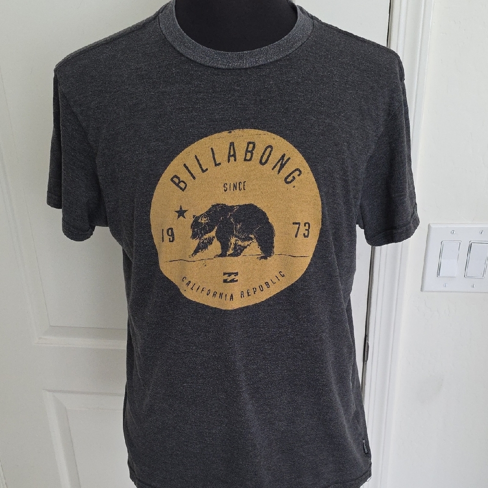 Billabong Men's Charcoal and Gold Graphic Tee